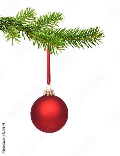 Rote Weihnachtskugel am Tannenzweig