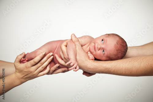 Baby auf den Händen der Eltern