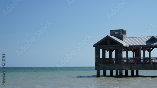 Ein Steghaus am Strand von Key West Florida in Amerika. Es war heiß, die Sonne schien und dann stand da dieses Steghaus mitten im Nirgendwo.