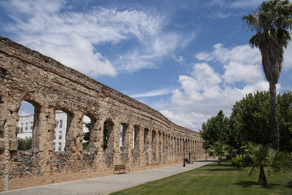Antiguo acueducto romano de la ciudad de Mérida, España