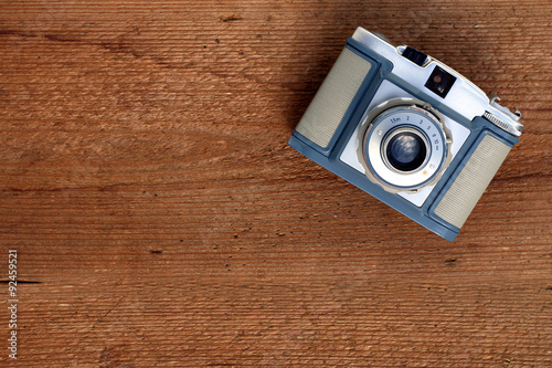 blauer antiker Fotoapparat auf Holz