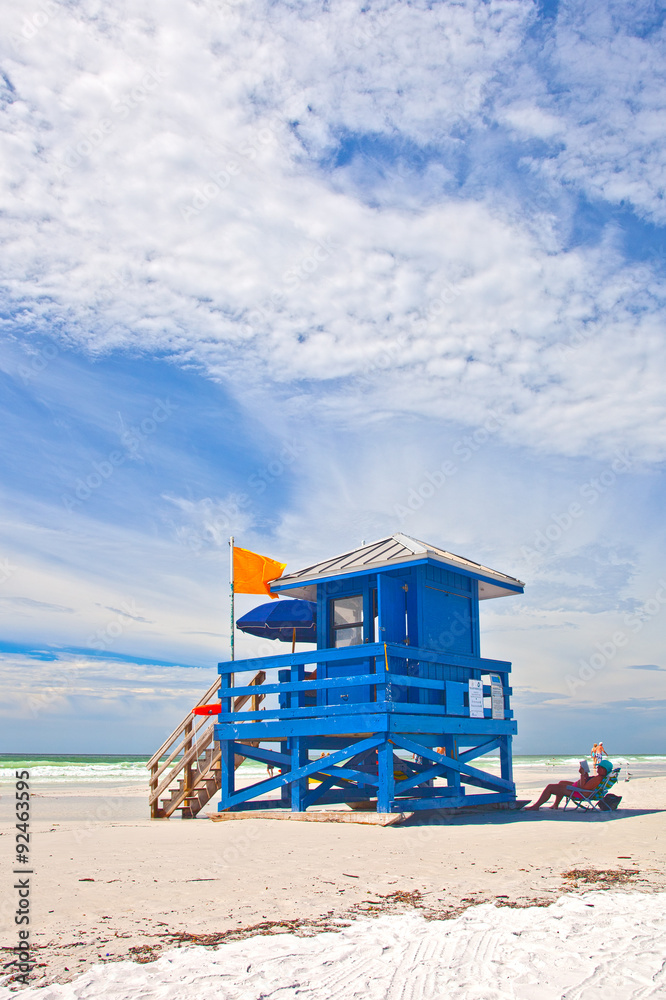 Fototapeta premium Blue lifeguard house on the beach in Siesta Key on the west coast of Florida. Famous for pristine white sand and sunny weather it attracts visitors all year round