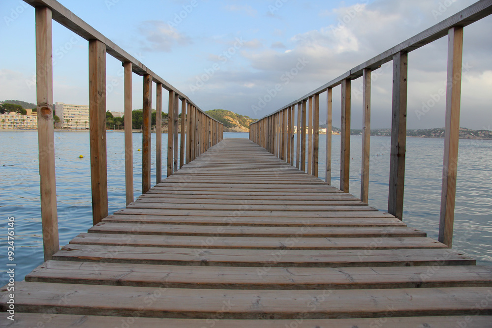деревянный мост/деревянный мост уходящий в море