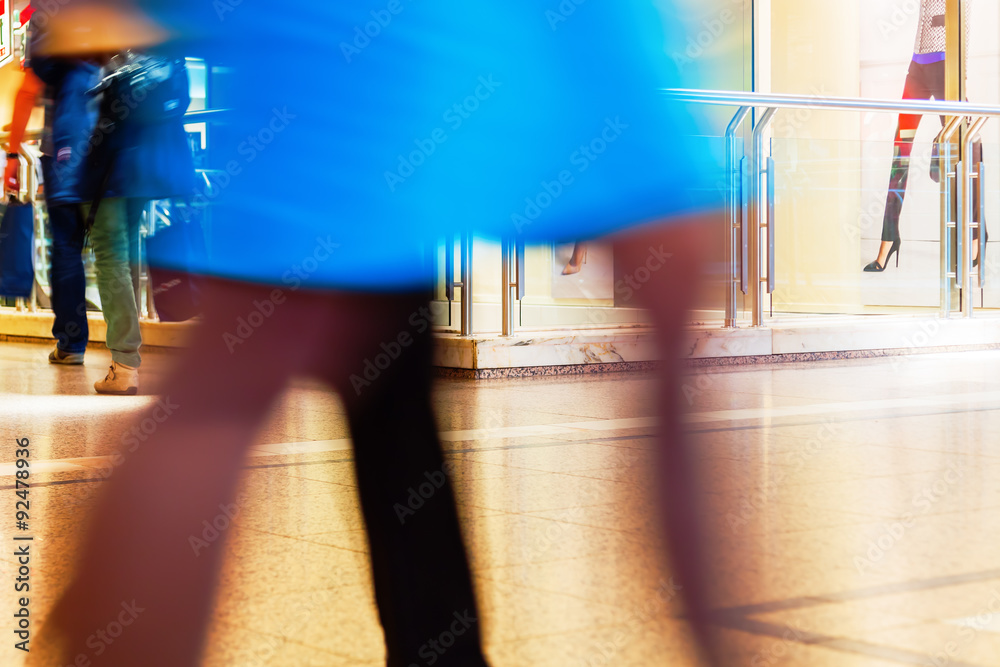 Fototapeta premium Menschen in Bewegungsunschärfe unterwegs im Shopping-Center