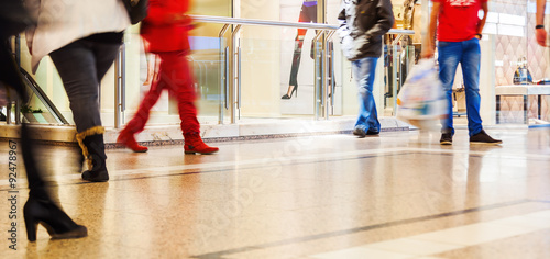 Menschen in Bewegungsunschärfe unterwegs im Shopping-Center photo