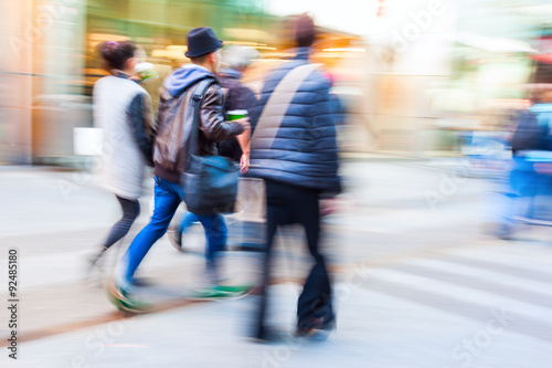 Menschen beim Einkaufsbummel in der Fußgängerzone in Bewegungsunschärfe © Christian Müller