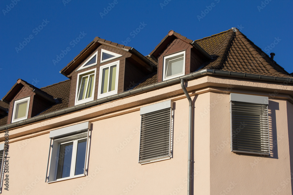 Gepflegtes Mehrfamilienhaus vor blauem Himmel Gepflegtes Mehrfamilienhaus vor blauem Himmel