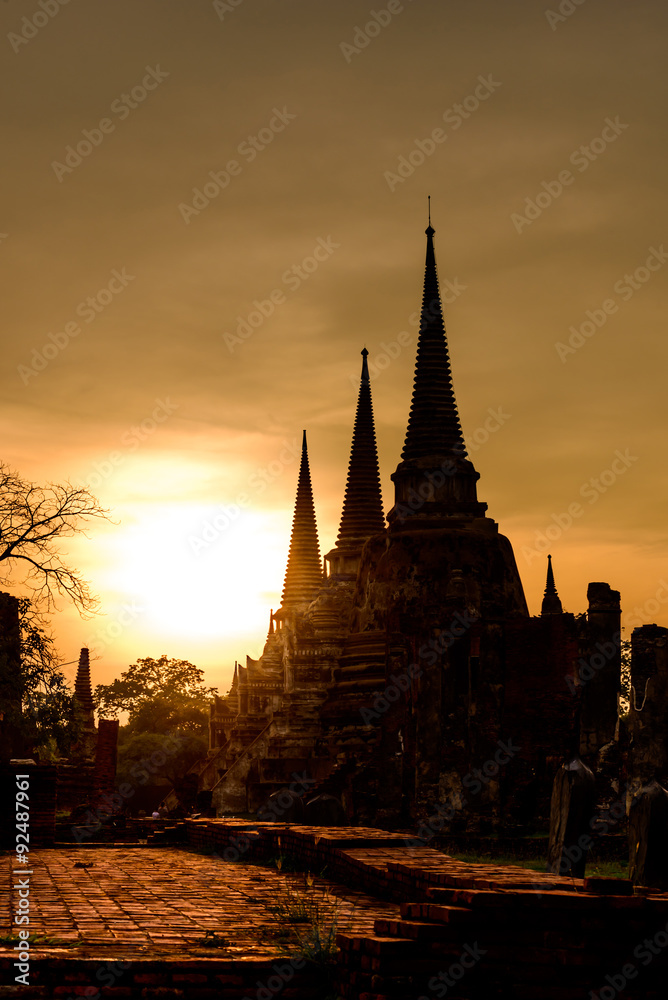 Obraz premium Silhouetted of Wat Phra Sri Sanphet at sunset in Ayutthaya historic park, Thailand.