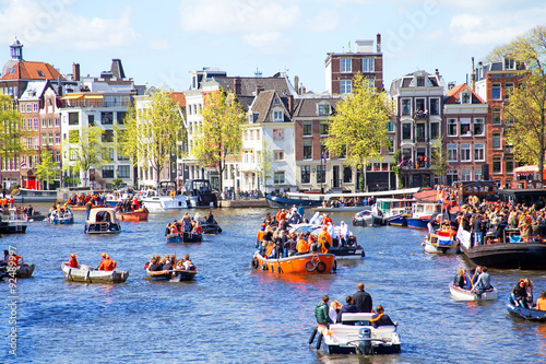 Obraz na płótnie AMSTERDAM - APR 27: People celebrating Kings Day in Amsterdam on