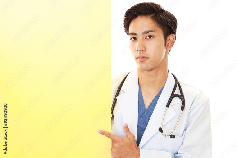 ボードを持つ笑顔の医師