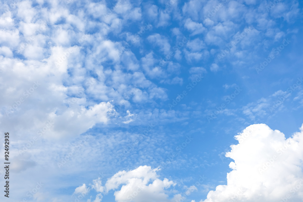 Naklejka premium blue sky background with a tiny clouds