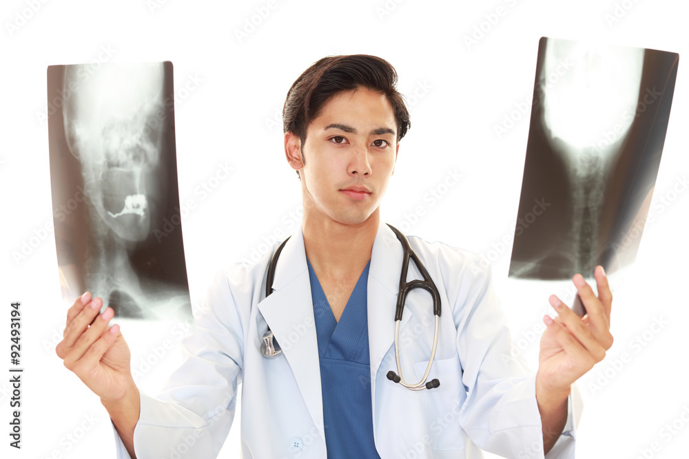 レントゲン写真を持つ真剣な表情の医師