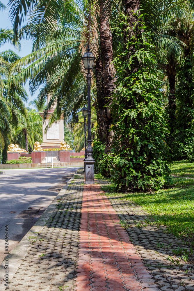 Obraz premium Sidewalk in the garden