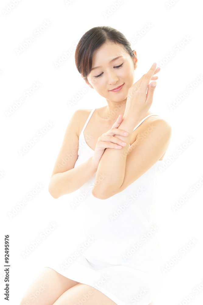 スキンケアをする女性 スキンケアをする女性