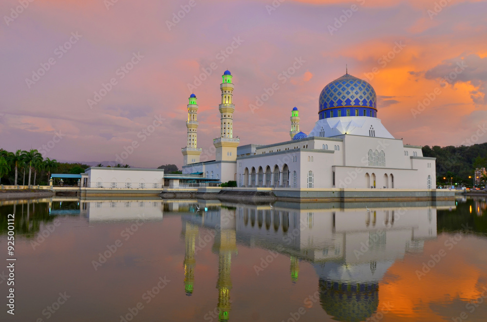 Naklejka premium Morning reflection of Likas mosque or also known as Masjid Bandaraya Kinabalu, Borneo, Sabah, Malaysia 