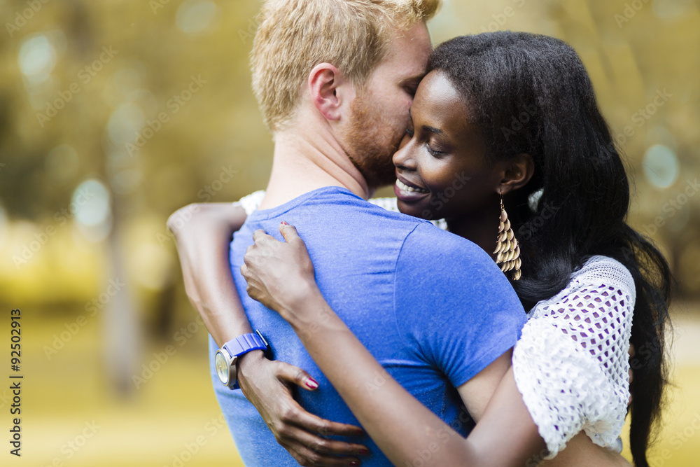 Obraz premium Couple in love hugging and kissing peacfully outdoors