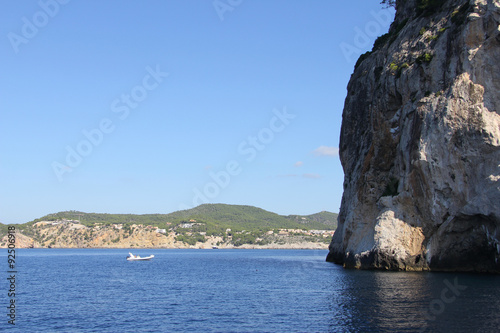 острова, остров, скалы, море , небо, голубой, большая глыба, маленький катер, путешествие, 