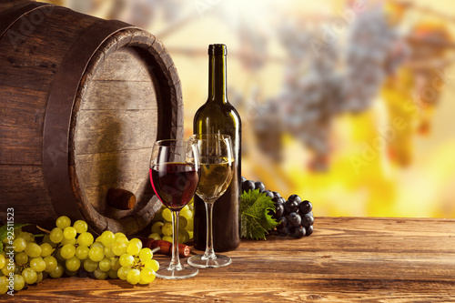 Fotografie, Obraz Červené a bílé víno láhev a sklo na wodden soudku