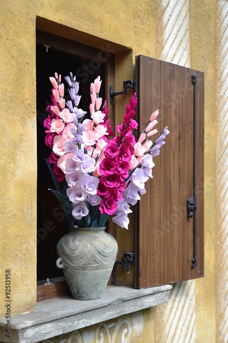 balcone con vaso di fiori di carta photo