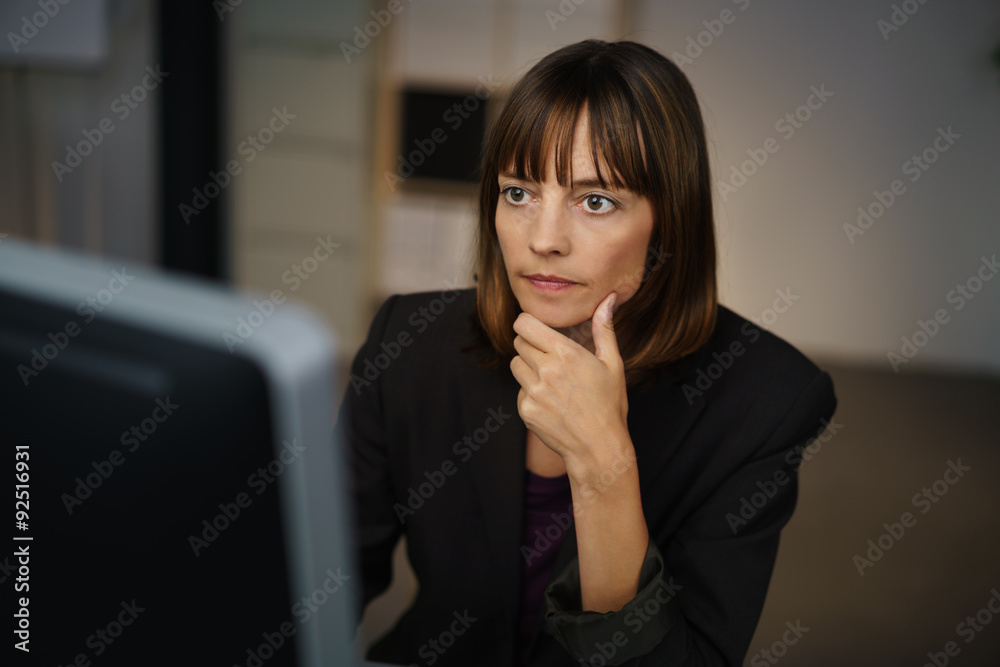 geschäftsfrau arbeitet bis spät abends im büro