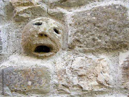Foto Stone face, faccione, in wall. Italy. Said to deter evil spirits.