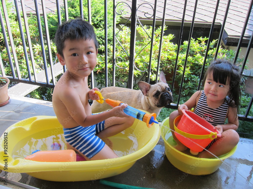 ベランダで水浴びする子ども達 犬 Stock Photo Adobe Stock ベランダで水浴びする子ども達 犬 Stock Photo Adobe Stock