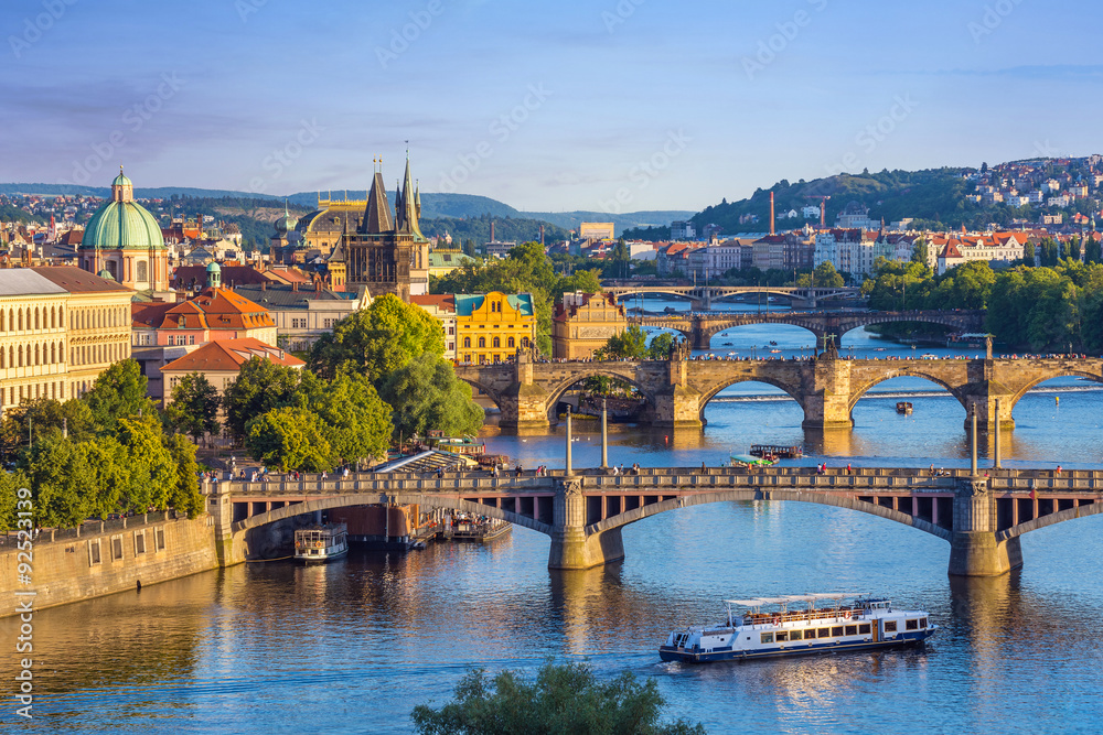 Naklejka premium Panoramę Pragi i Most Karola, Praga, Czechy