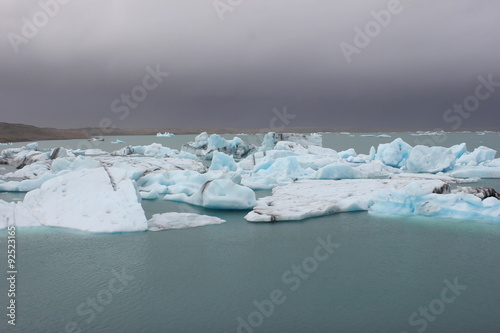 Blau schimmerndes Eis auf dem Gletschersee Jökulsarlon auf Island © rbkelle