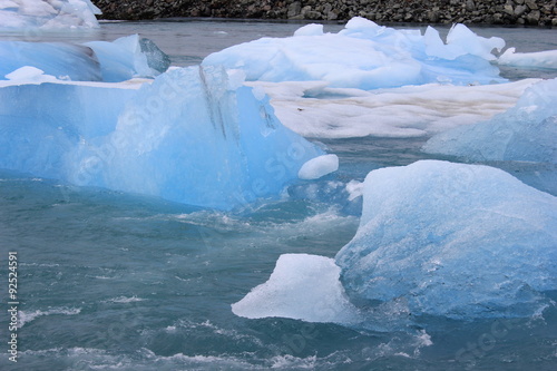 Blau schimmerndes Eis auf dem Gletschersee Jökulsarlon (Island)