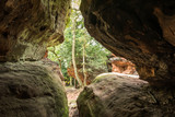 Blick aus einer Steinhöhle