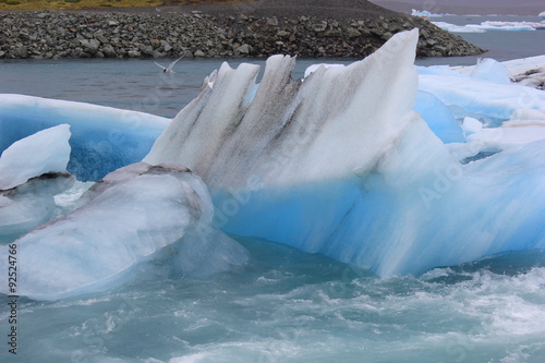 Auf dem Gletschersee Jökulsarlon treiben blau schimmernde Eisberge