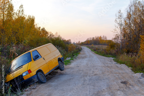 Canvas Print van drove into the ditch