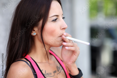 sportliche Frau beim Rauchen photo