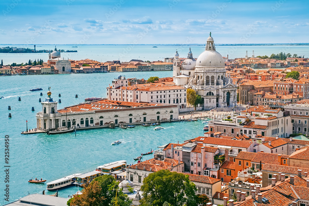 Naklejka premium Panoramiczny powietrzny pejzaż miejski Wenecja z Santa Maria della salutu kościół, Veneto, Włochy