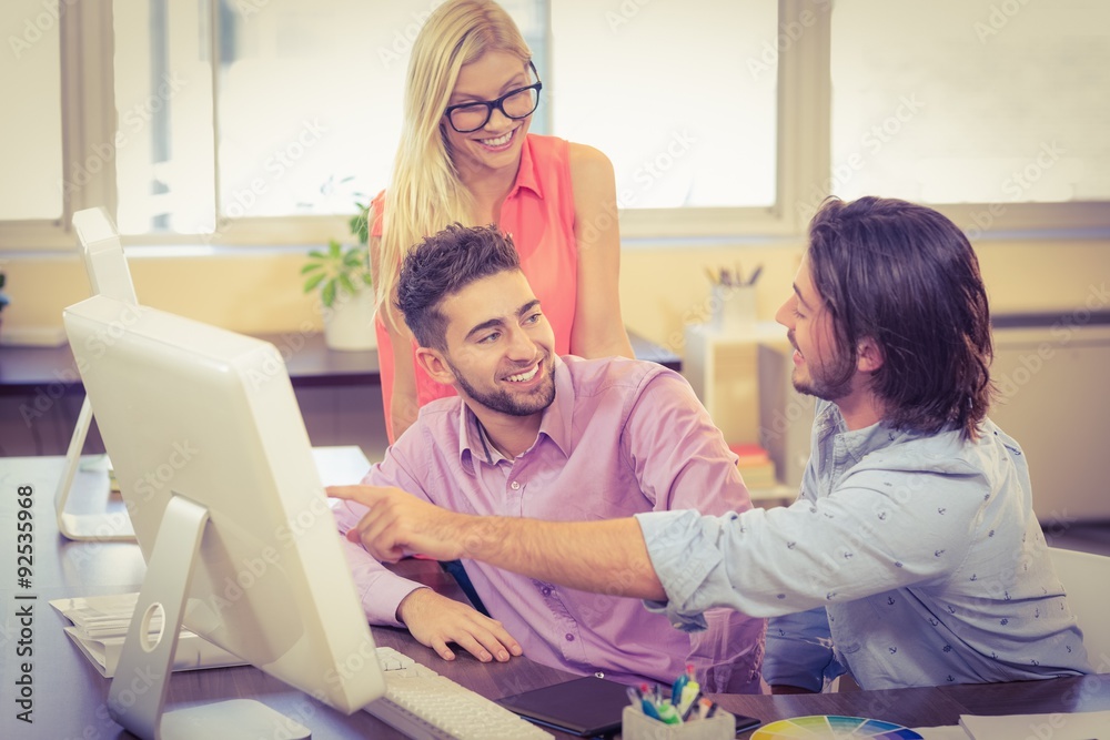 Obraz premium Smiling businessmen working on computer