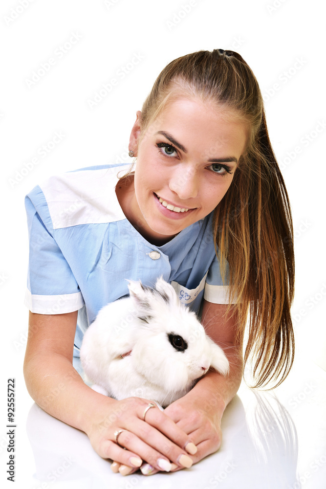 belle vétérinaire levant et en examinant lapin mignon Stock Photo | Adobe  Stock