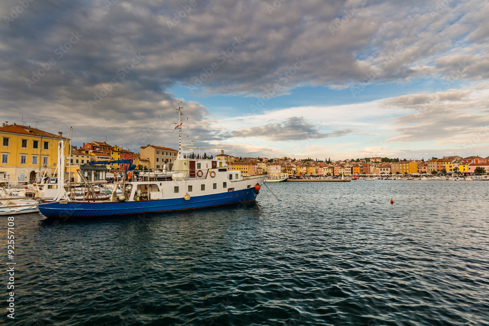 Fototapeta premium Piękne romantyczne stare miasto Rovinj z magicznym zachodem słońca, Półwysep Istria, Chorwacja, Europa
