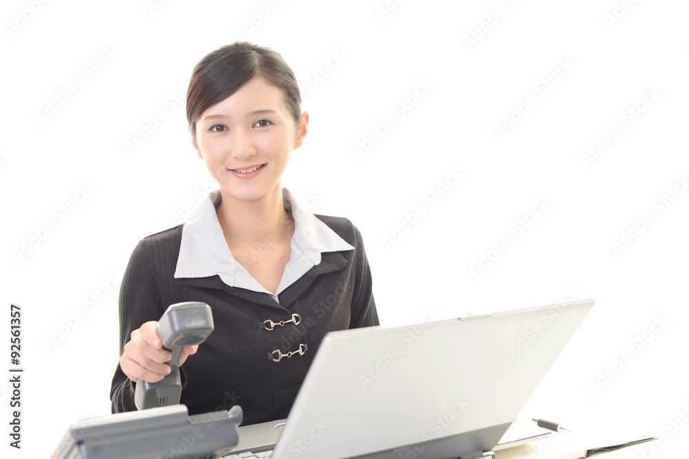 受話器を持つ女性