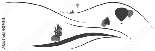 Panorama Berglandschaft mit Bäumen und Heißluftballons