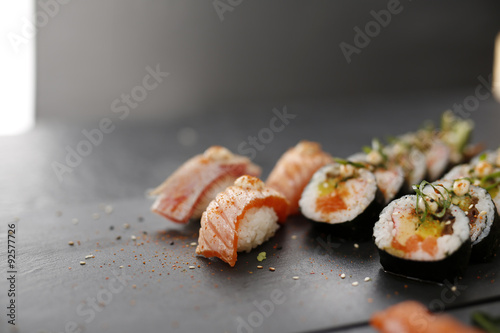 Nigiri z wędzonym łososiem, sushi
