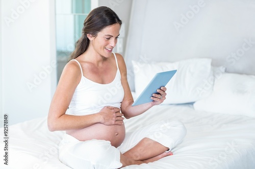 Photos Happy woman using tablet pc