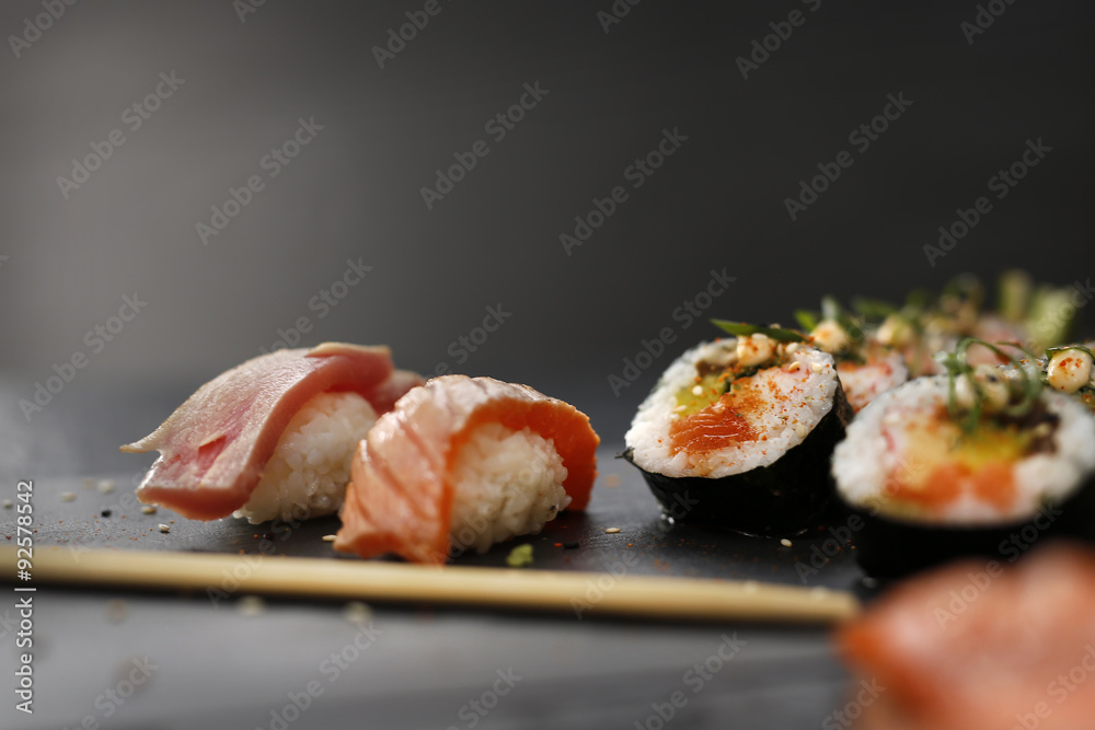Obraz na płótnie Klasyczne japońskie sushi i podane na kamiennym talerzu w salonie