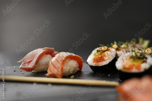 Klasyczne japońskie sushi i podane na kamiennym talerzu