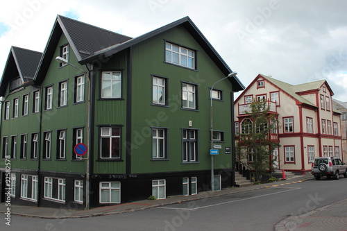 Grünes Holzhaus in der Altstadt von Reykjavik (Island)