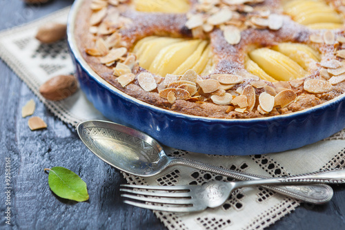 Fotografie Fresh homemade pear frangipane tart