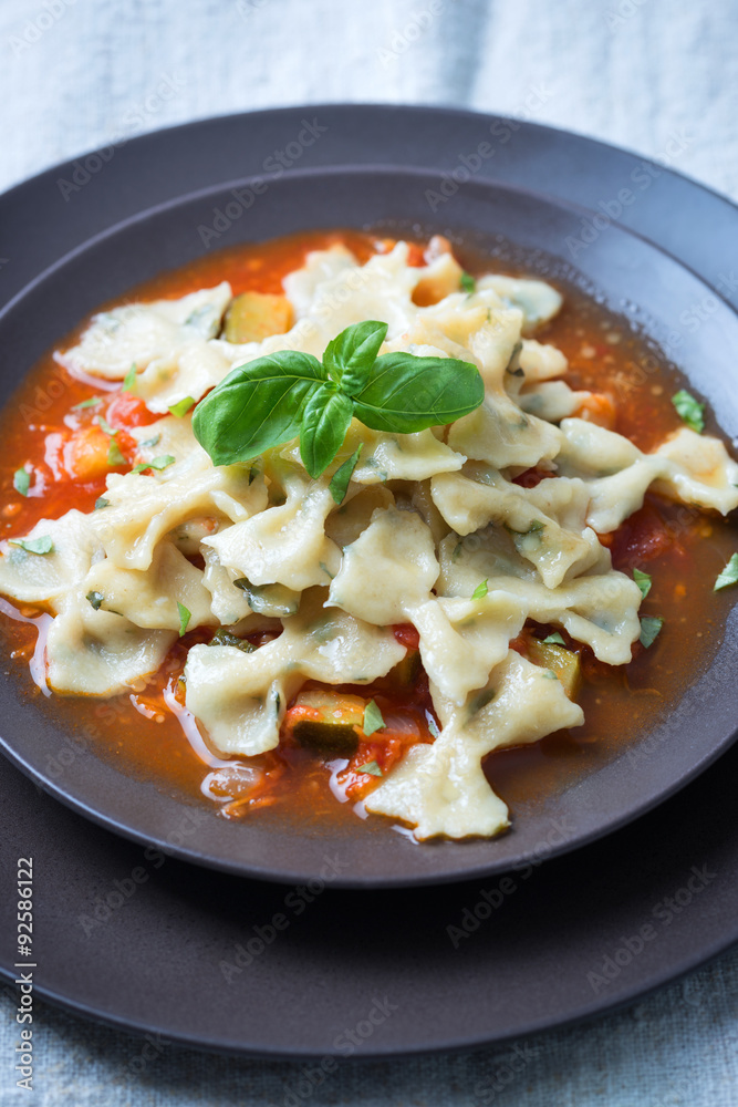 Selbstgemachte Kräuterfarfalle mit Tomatensoße, vegan Selbstgemachte Kräuterfarfalle mit Tomatensoße, vegan