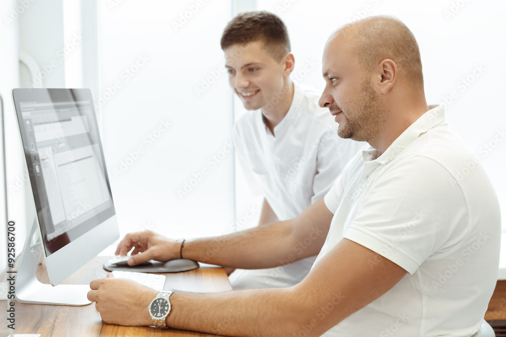 Obraz premium Dentist and assistant viewing the patient's card