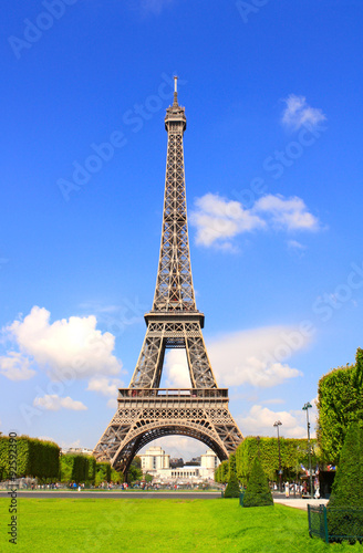 Eiffel tower in Paris © frenta