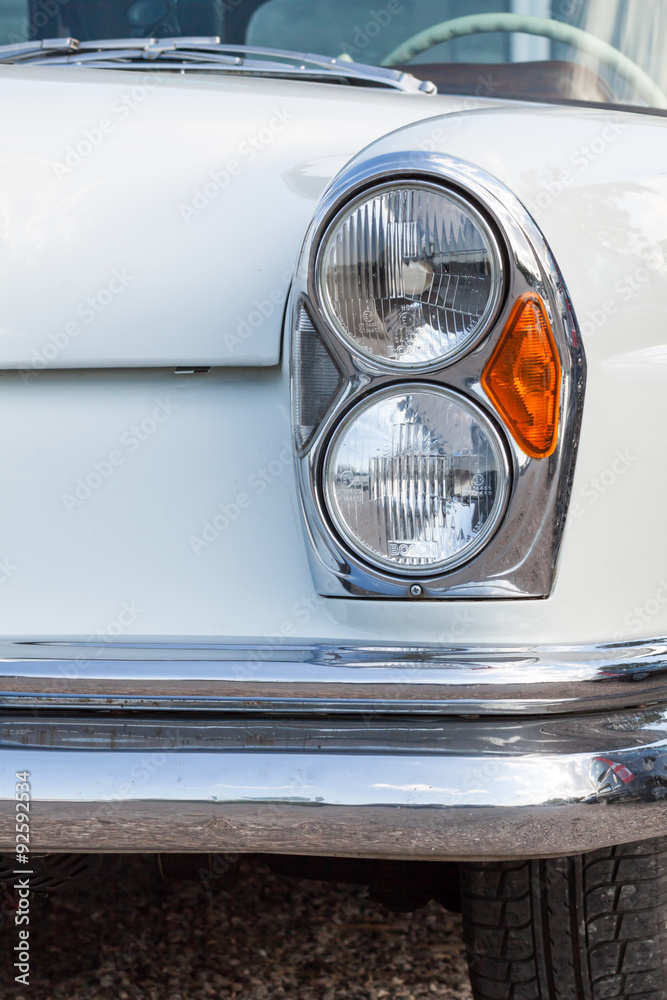 Frontlicht einer Luxuslimousine der 60er Jahre