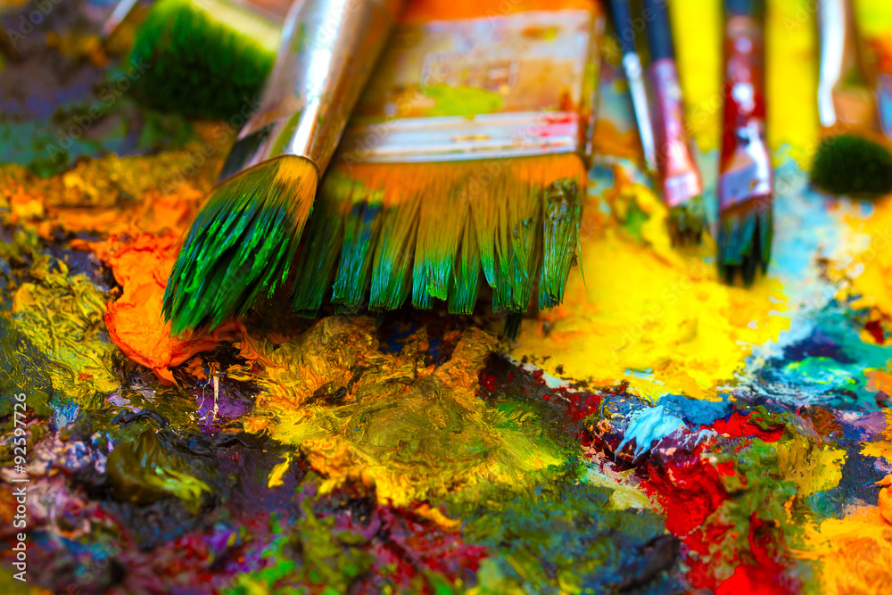 Obraz premium Paint brushes to the painting palette with colors 